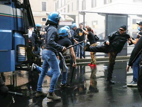 Stretta del Viminale sulle manifestazioni no-green pass: solo sit-in e fuori dai centri storici delle città
