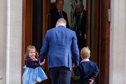 Royal baby, il saluto della principessina Charlotte fa impazzire gli inglesi