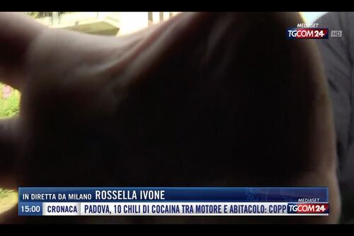 Milano, gli antagonisti aggrediscono la troupe Mediaset. “Spintoni”, il racconto in diretta