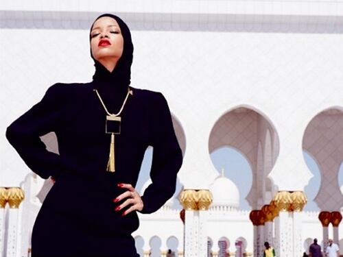 Rihanna posa con il velo, allontanata dalla moschea