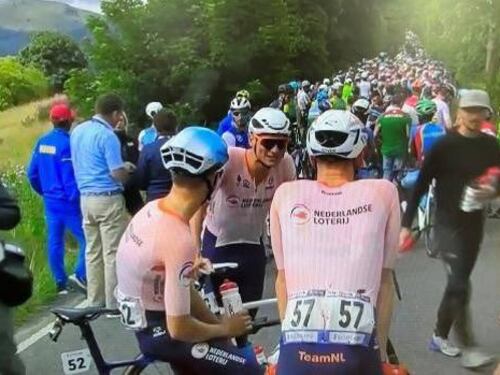 Ciclismo, gli eco-attivisti bloccano la corsa ai Mondiali: il blitz in strada