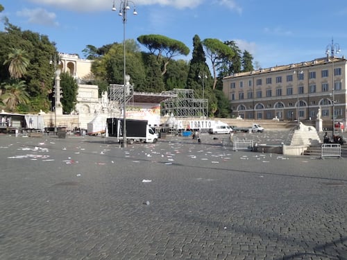 La Cgil scende in piazza. Landini lascia Roma sommersa dai rifiuti
