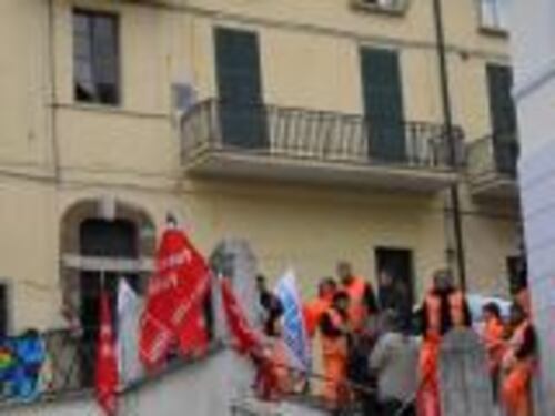Municipi, rivolta per lo stipendio