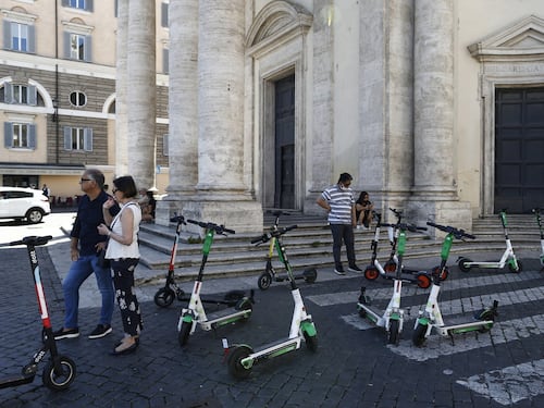 I romani odiano bici e monopattini: "Sono i teppisti delle strade"