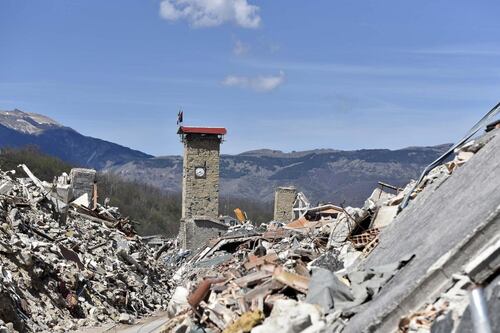 Come a L'Aquila anche per il terremoto di Amatrice un imprenditore ride al telefono
