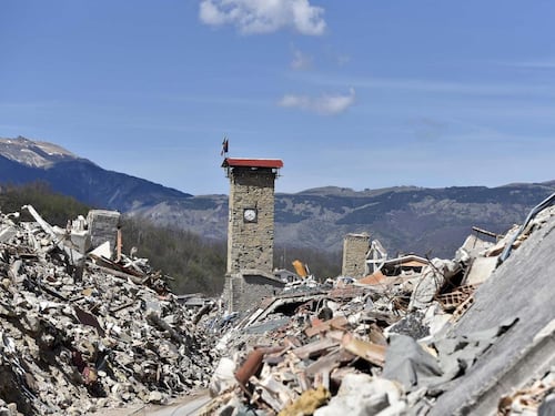 Come a L'Aquila anche per il terremoto di Amatrice un imprenditore ride al telefono