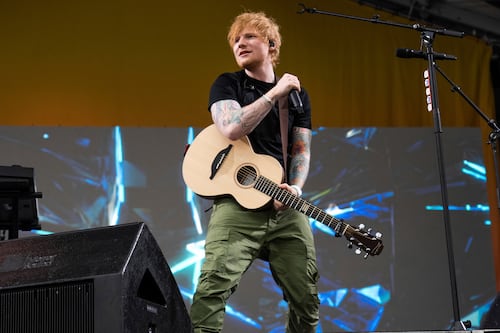 Ed Sheeran torna sul palco a Philadelphia dopo l’accanimento dei ProPal
