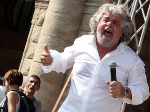 Grillo rilancia: "Ma quale fine del M5S, è solo l'inizio". Festeggia il centrodestra