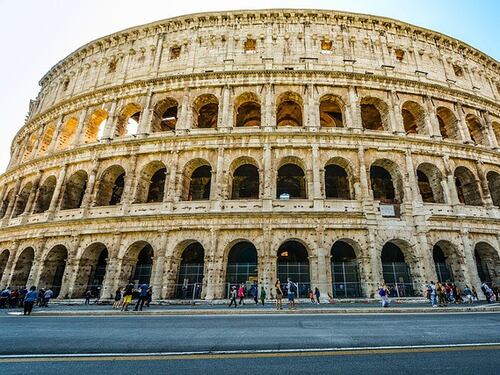 Roma, altro sfregio al Colosseo: studente stacca un frammento, denunciato