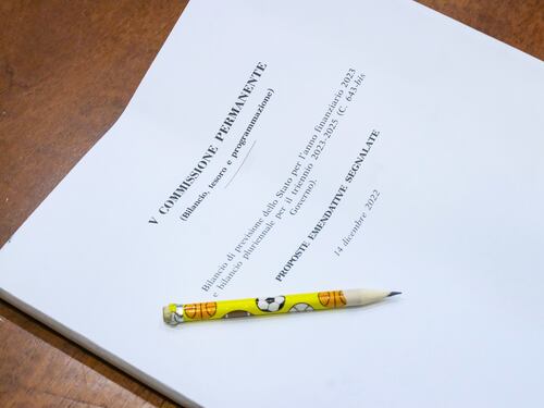 "Non ci sono i soldi". Errore in un emendamento, la Manovra-calvario torna in commissione