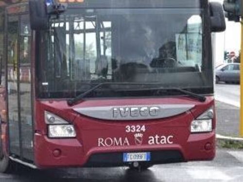 Spari contro il bus dell'Atac: l'autista dà l'allarme