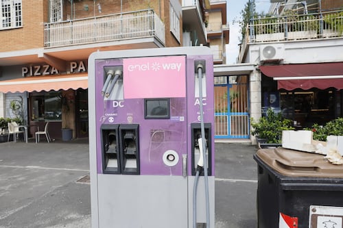 Cavi tagliati per l'oro "rosso": centinaia di furti alle colonnine. Allarme dei gestori