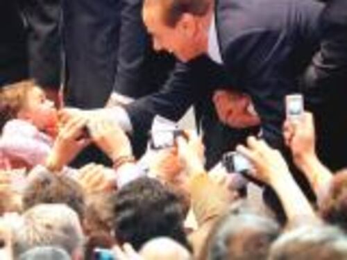 Berlusconi si mette a fare Grillo