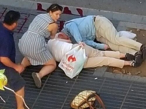 Furgone travolge pedoni sulla rambla, sangue e paura a Barcellona