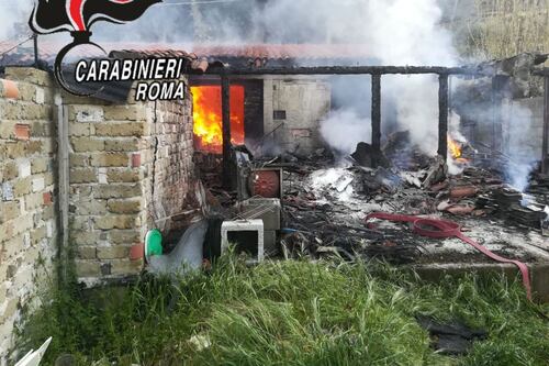 Incendio in un b&b. I carabinieri salvano un ragazzo intrappolato dalle fiamme
