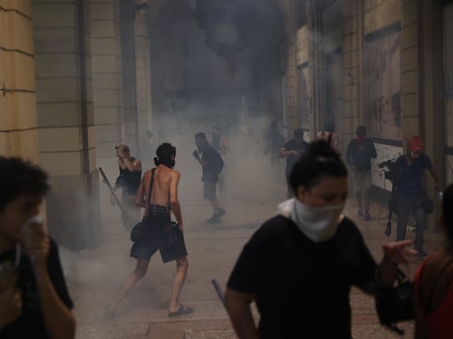 Bologna, almeno 64 poliziotti feriti. Le acrobazie del sindaco Lepore: "Ho visto due piazze..."