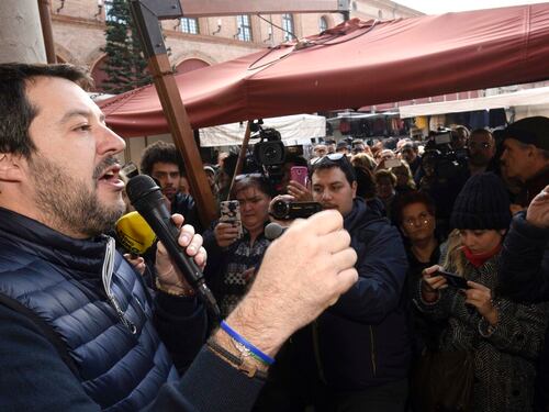 "Dove dovreste tornare..." Così Matteo Salvini affonda le democratiche Sardine