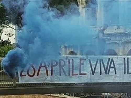 Roma, "28 Aprile Viva il Duce". Striscione di Forza Nuova al Colosseo