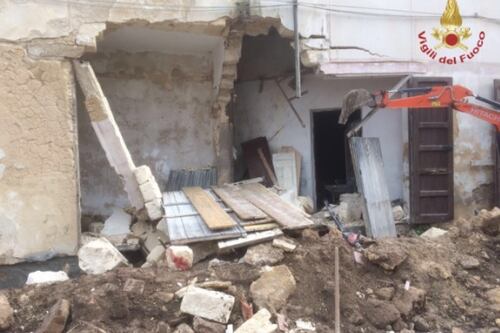 Crolla un cinema nel Trapanese, tre operai estratti vivi dalle macerie