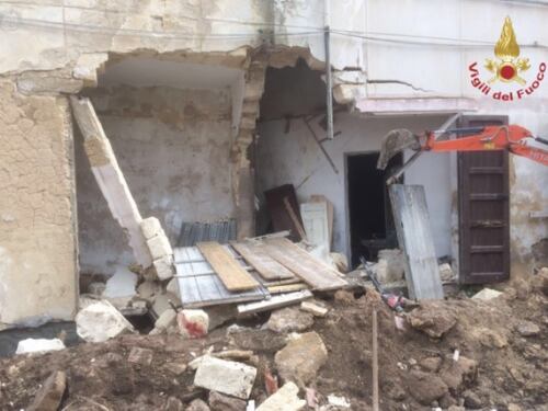 Crolla un cinema nel Trapanese, tre operai estratti vivi dalle macerie