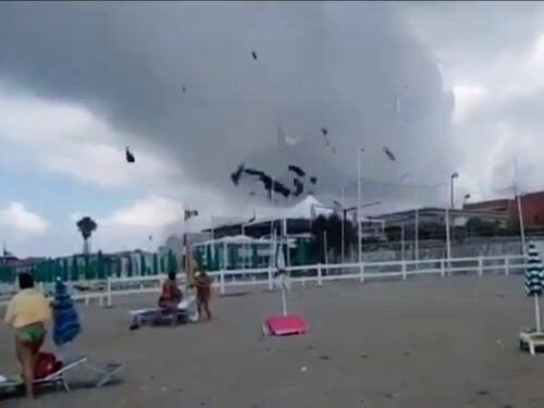Tromba d'aria sulla spiaggia di Torvaianica, panico tra i bagnanti