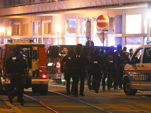 Morti e terrore a Vienna, attentatori in fuga