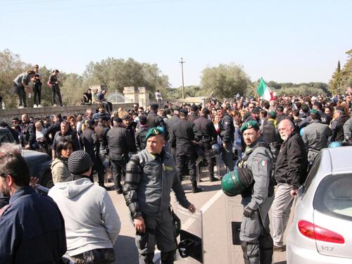 Sfondate le barricate No Tap, blitz della polizia con le ruspe
