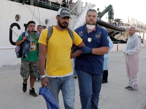 L'accusa di Amnesty International: migranti torturati dalla Polizia