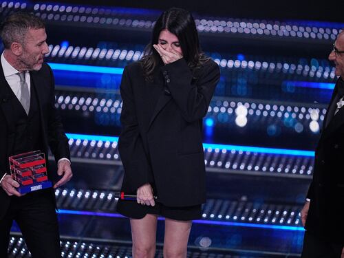 Sanremo 2025, Giorgia non trattiene le lacrime: "Non so se lo merito". E l'Ariston protesta
