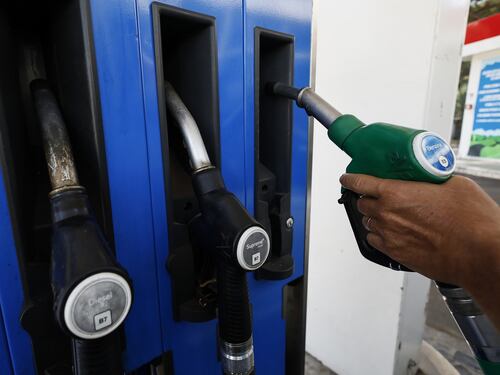 Benzina, prezzi ancora in calo: ecco di quanto sono scesi. Le medie