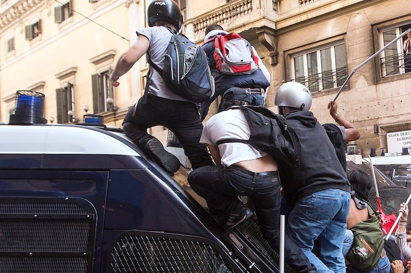 Allerta dell’ambasciata Usa ai cittadini americani: “Profilo basso e lontani dai cortei”