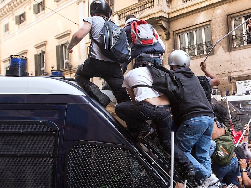 Allerta dell’ambasciata Usa ai cittadini americani: “Profilo basso e lontani dai cortei”