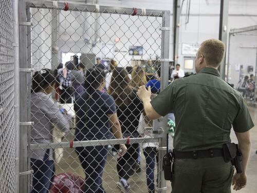 Migranti, i nuovi campi di detenzione negli aeroporti abbandonati degli Usa