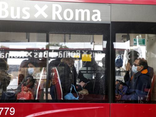 Roma, Virginia Raggi ferma le auto a gasolio. Ma compra bus diesel