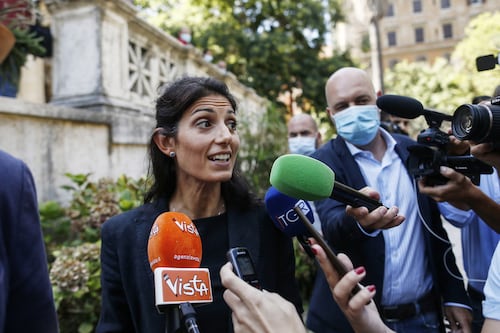 La Raggi fa la "spia" ma i romani l'asfaltano