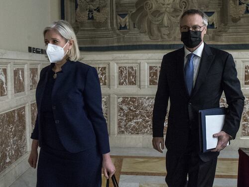 Non fai il vaccino? Niente paga. La minaccia di Confindustria ai lavoratori