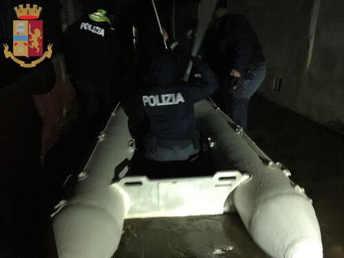 Nubifragio a Ostia, la polizia salva dieci persone con gommoni e fuoristrada