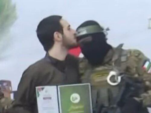 Hamas libera altri ostaggi, il bacio choc dell'israeliano al miliziano: "Costretto"