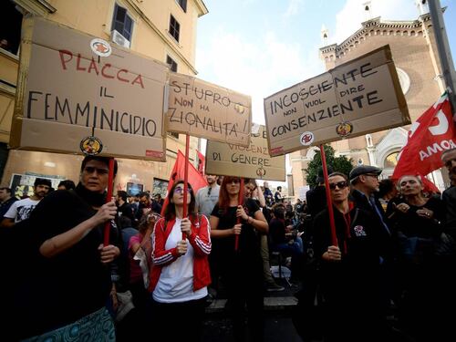 Anpi e Forza Nuova marciano per Desirée, tensione in piazza