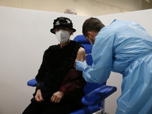 Medici e infermieri positivi dopo il vaccino anti-Covid, allarme a Roma