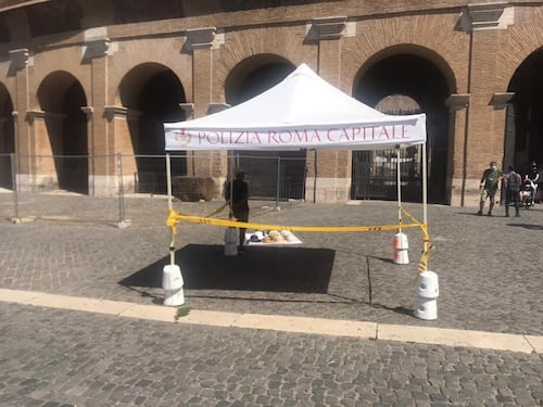 Beffa al Colosseo, il gazebo dei vigli urbani serve ai venditori abusivi
