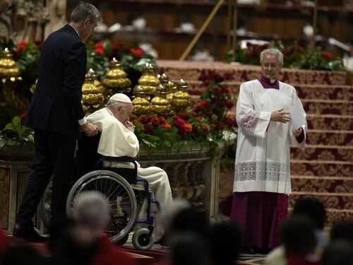 Papa Francesco spaventa la Chiesa: niente operazione al ginocchio, c’è aria di dimissioni