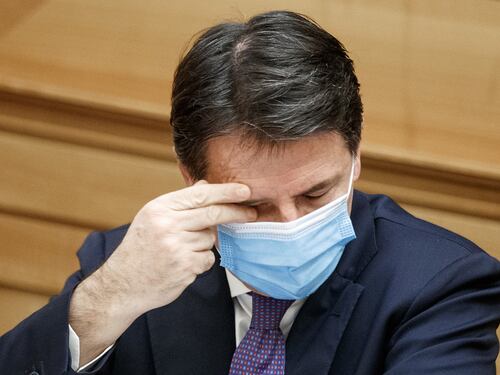 Il Mef schiaffeggia Giuseppe Conte sul cashback: costi esorbitanti e inutile