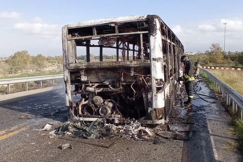 Autobus in fiamme, paura a Tor Vergata: mezzo distrutto, tutti salvi i passeggeri