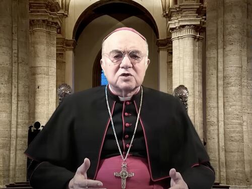 Scisma Vaticano, Viganò dichiara guerra a Bergoglio: assalto sul sacerdozio