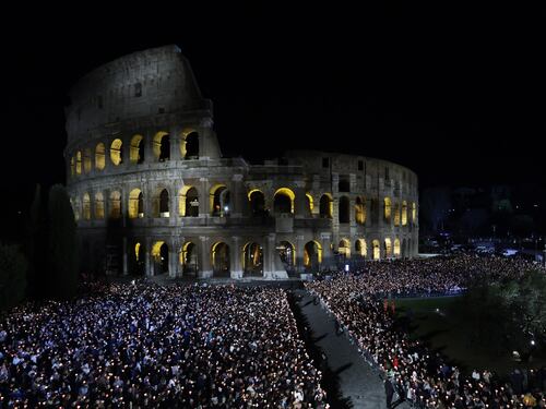 Colosseo, la prima Via Crucis di Papa Leone: il messaggio ai fedeli