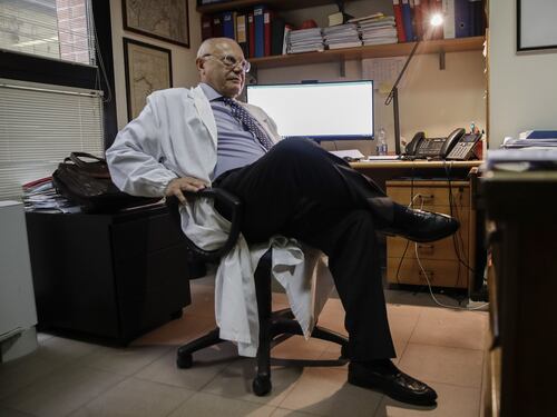 Massimo Galli denuncia: le cure sul Covid non migliorano e la burocrazia blocca gli studi