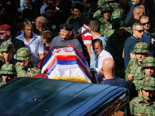 Belgrado, funerali solenni per il "boia di Bosnia". Polemica internazionale