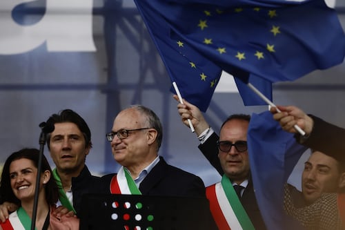 Bufera sulla manifestazione per l'Europa: tricolori da sindaco per mascherare la piazza politica