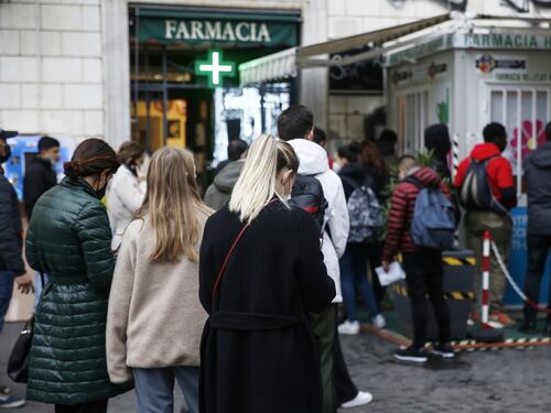 "Mancano pure l'ibuprofene e gli aerosol". Nelle farmacie scatta l'allarme medicine